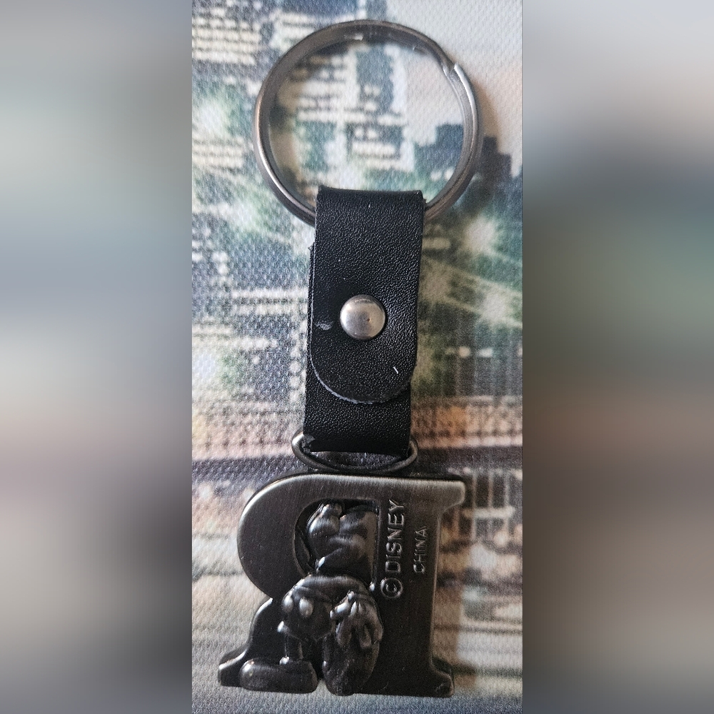 Disney Mickey Mouse Silver "R" Keychain EUC - Picture 2 of 3